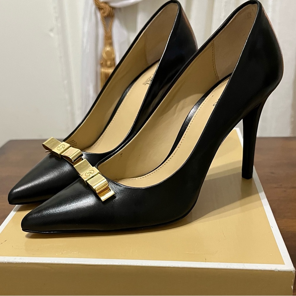 Michael Kors Vivienne Black Leather Pumps
